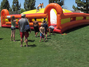 হলুদ / লাল আউটডোর Inflatable গেম কিডস রেসিং জন্য Inflatable নরম মাউন্টেন
