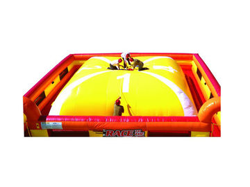 হলুদ / লাল আউটডোর Inflatable গেম কিডস রেসিং জন্য Inflatable নরম মাউন্টেন