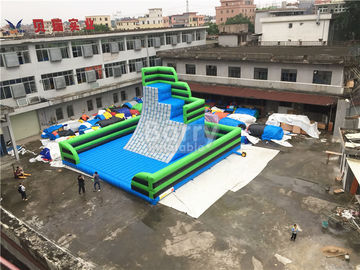 নীচে ম্যাট সঙ্গে সবুজ আউটডোর Inflatable আরোহণ ওয়াল বাধা কোর্স