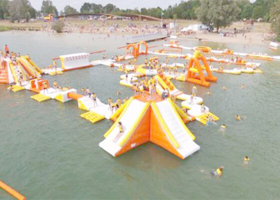 ভাসমান অ্যাকোয়া স্পোর্টস ওয়াটার পার্ক ইনফ্ল্যাটেবল বাচ্চাদের পিছনের উঠোন ওয়াটার স্লাইড পার্ক
